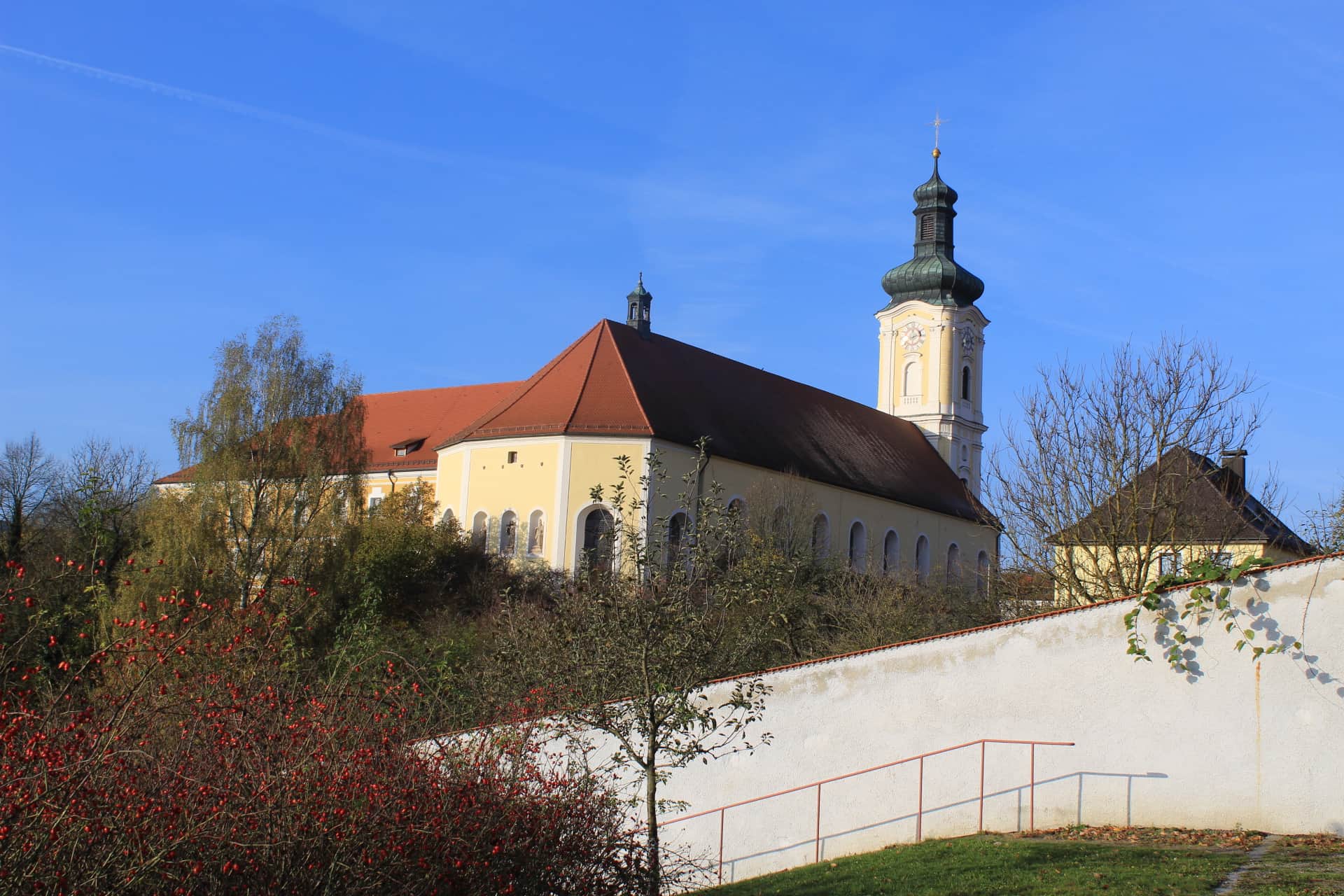 Kirchenansicht in Walderbach