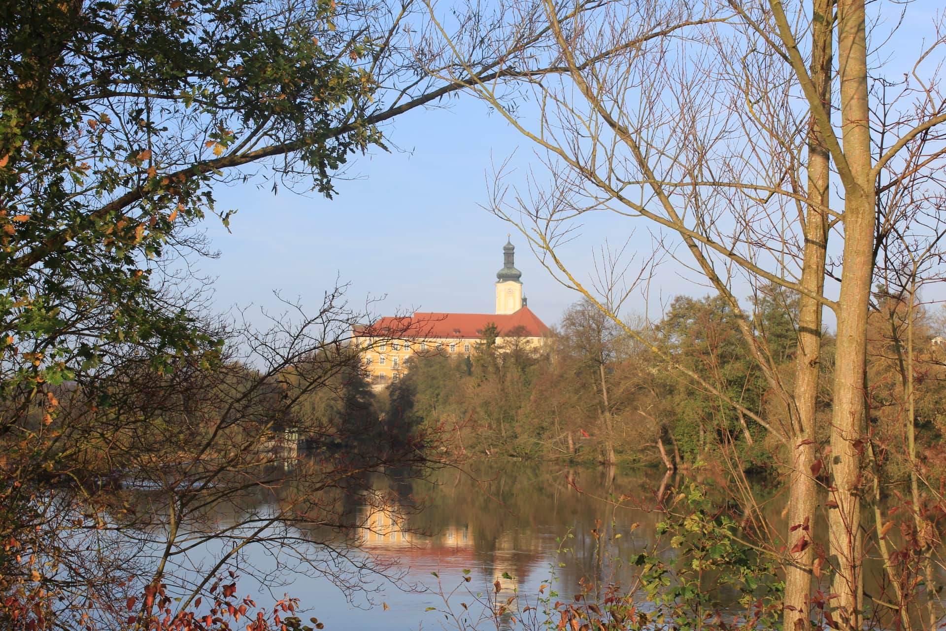 Blick auf Kloster Walderbach am Regen