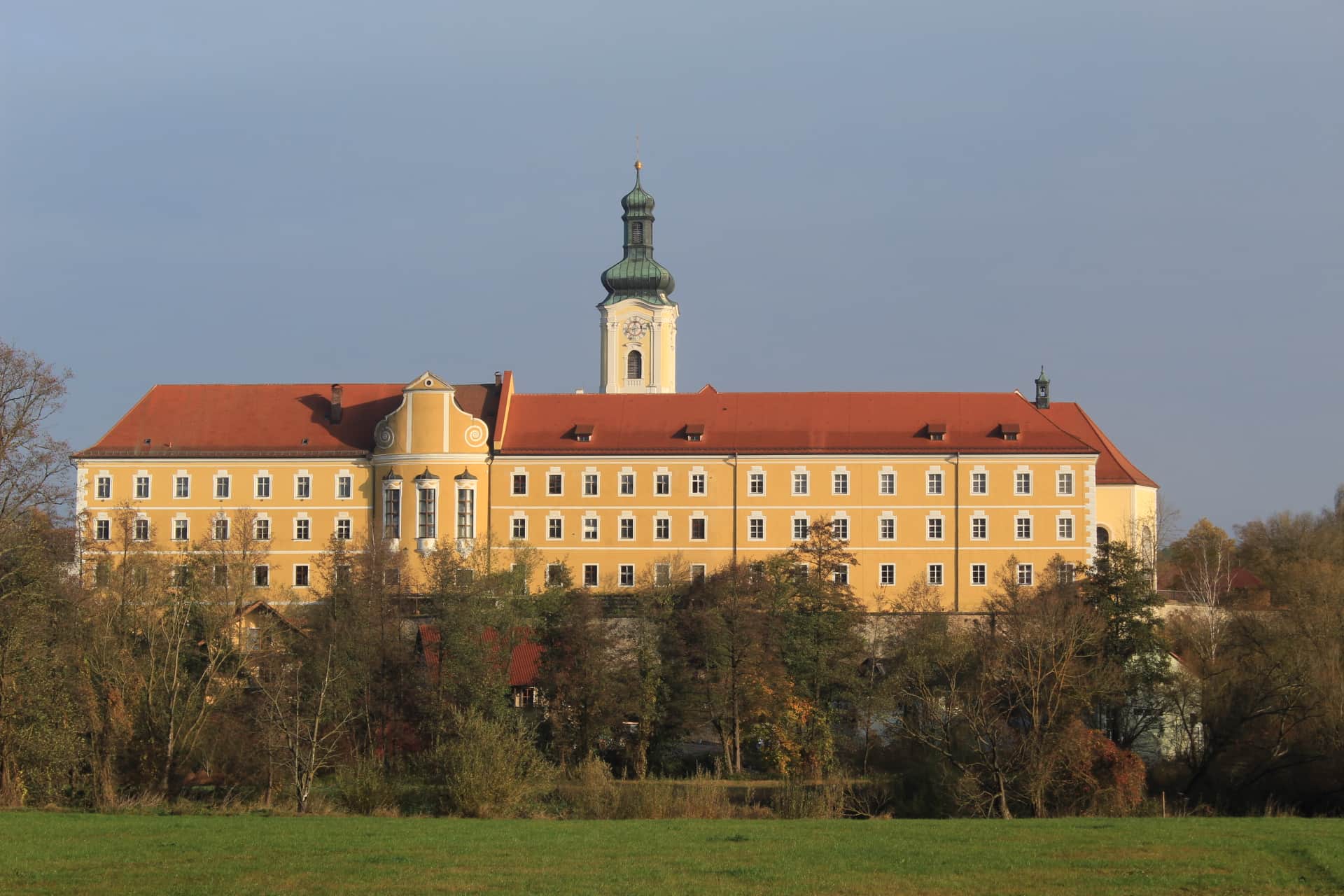Panoramablick über Walderbach und das Kloster
