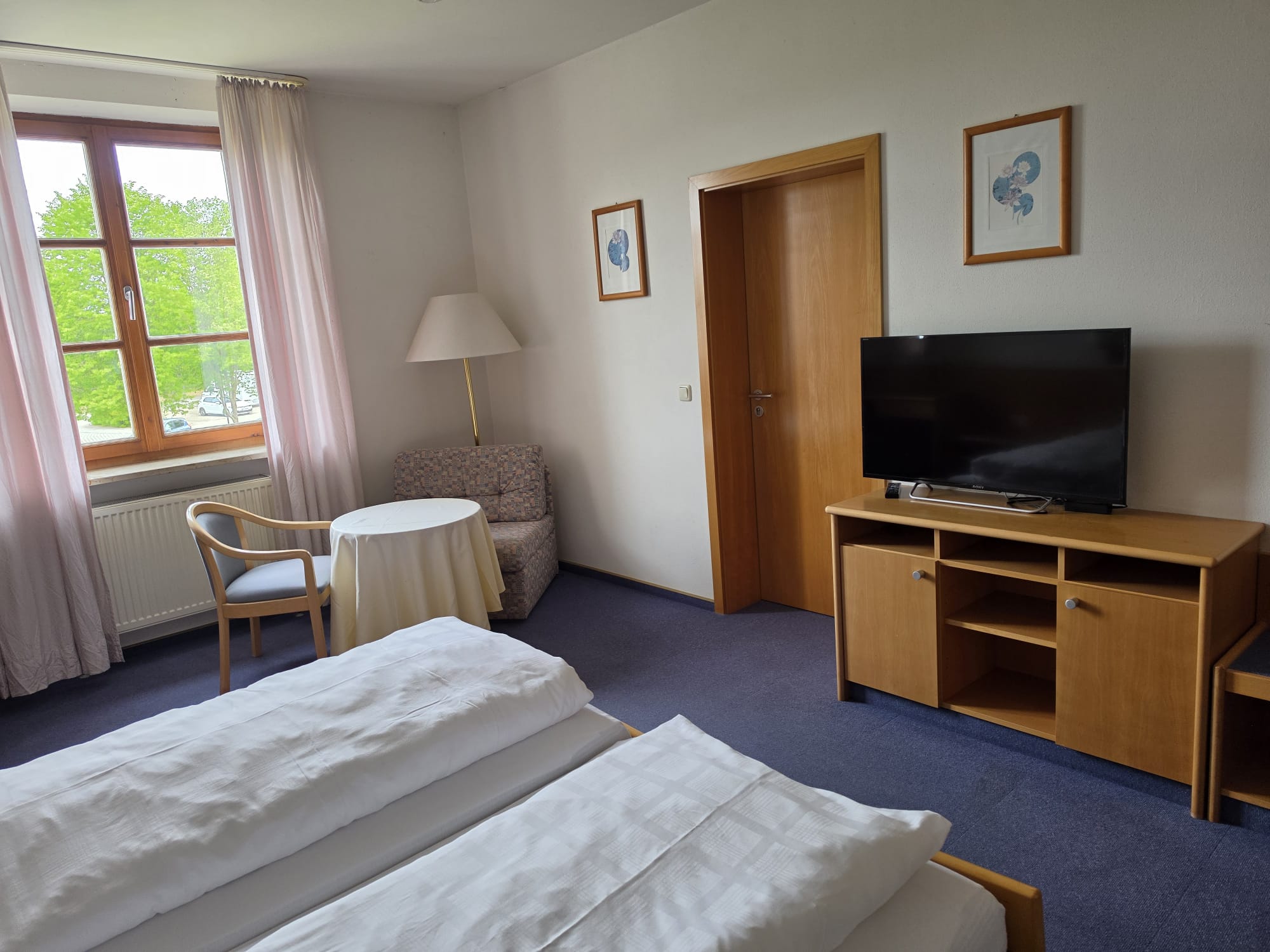 Zimmeransicht mit TV und Sitzbereich